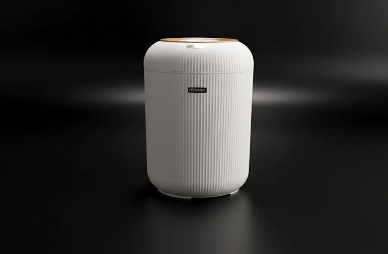 어두운 배경에 놓인 FEIDASH 자동 휴지통 제품 이미지. 세로줄 패턴과 상단의 우드/골드 포인트가 특징입니다.