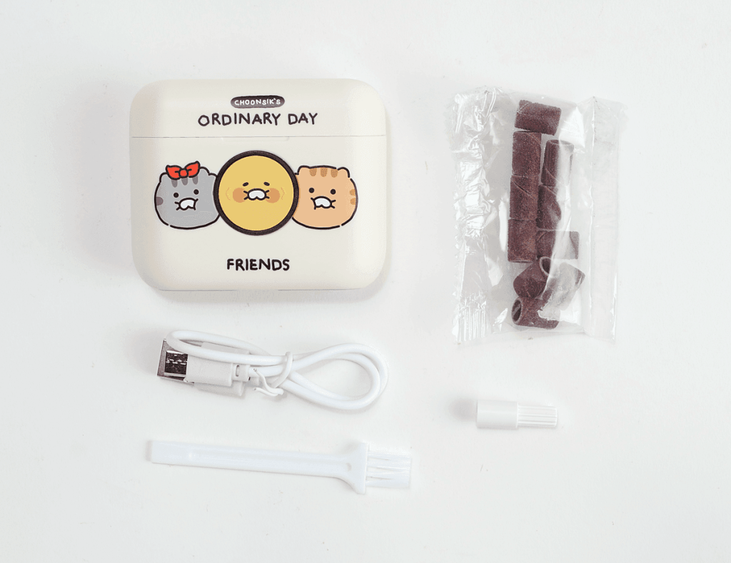 전동 손톱깎이 본체 케이스와 USB-C 충전 케이블, 청소용 솔, 교체용 관리 팁 등 전체 구성품
